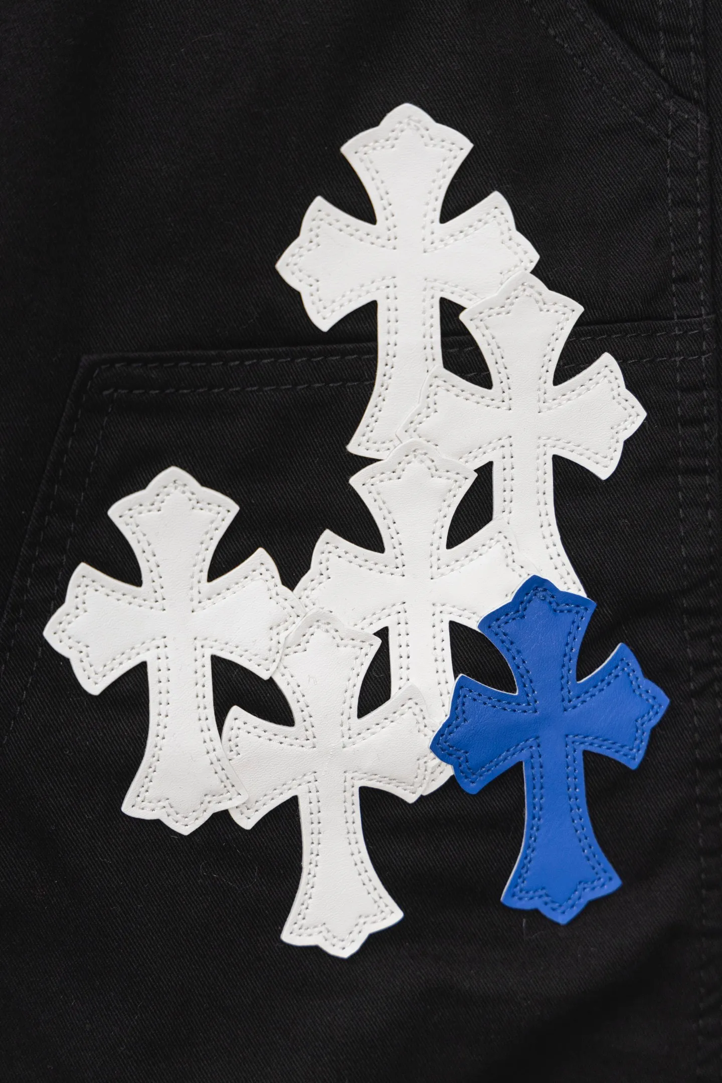 P260 CH Chromehearts blue and white cross stitched leather black workwear jeans and logging pants. The cabinet price is 34W, with patchwork cross pattern embellishment and washed jeans! ! An absolutely high-end luxury product, a 1.9W-level god-level single product, a super popular product, made by top heavy industry, a magic weapon that cannot be missed! [About Zangyin] This is an extremely luxurious fashion brand that can also be called the aristocracy of the high street. It has always been an exclusive brand for some hipsters or rich second generations. Compared with ordinary high streets, it is more luxurious and noble. Compared with luxury brands, it is more fashionable and individual. It has always been a brand that I have a special liking for. [Top heavy industry fashion design] Consistently high-street luxury style. Speaking of this style, the Zangyin family and GU family are definitely the leading representative brands. Especially the Zangyin family has really achieved a state-of-the-art effect in creating high-street style. The unique washed material is used to create this style. The color system is already quite eye-catching. After it is decorated with patchwork cross flowers, it cleverly highlights the charm of the brand. Secondly, this style uses classic The high-waist cutting design highlights the long legs and fashionable temperament of the upper body. The brand is highly recognizable and the slim fit configuration is more suitable for daily wear. It is a product that interprets personality, fashion, and specifications at a glance. This single product is enough to make any fan excited. It can be a white T-shirt for a youthful college style, or a tight suspender for a royal style. It has strong matching ability and can be easily controlled by men.  [Materials and craftsmanship] Needless to say, this point goes without saying. As an excellent craftsman brand, Zangyin’s requirements for details and craftsmanship are really perfect. The washed color of this model has gone through so many processes, not to mention the embellishment of denim appliques. It is also purely hand-made and sewn. Just like what they believe in, only hand-made things have soul and have the meaning of wear. A top-notch heavy-duty fashionable denim item, I look forward to your perfect interpretation! !  Color: Black Size: 28-36